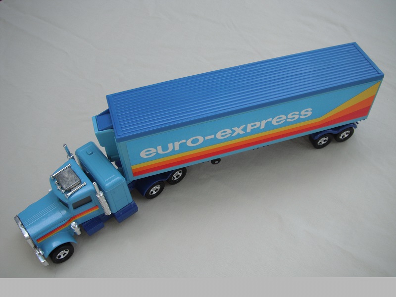3. Light blue cab/type E dk.blu base/black axle cover/unpainted AC/5SMW/lt.blue K17 trailer/dk.blu top/dk.blu 1973 Matchbox base/5SMW/blk clsd xle cvr.