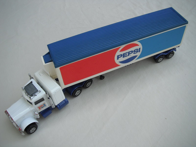 1. White cab/type D dk.blue base/unpainted AC/LMCW/dk.blue trailer top /dk.blue 1973 Lesney base/SMCW/black closed axle cover.