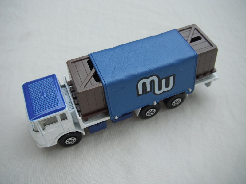 11.White body/blu roof &amp; base/5SW/clr windows/blu tarp/&quot;MW&quot; in white/brown containers/dk.brown pallets.