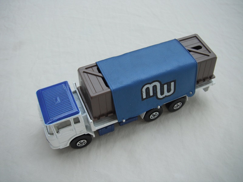 10.White body/blu roof &amp; base/5SW/clr windows/blu tarp/&quot;MW&quot; in white/brown containers/brown pallets.