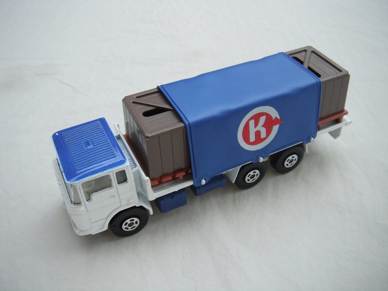 8. White body/blu roof &amp; base/5SW/clr windows/blu tarp/&quot;K&quot; in circle/brown containers/lt.brown pallets.