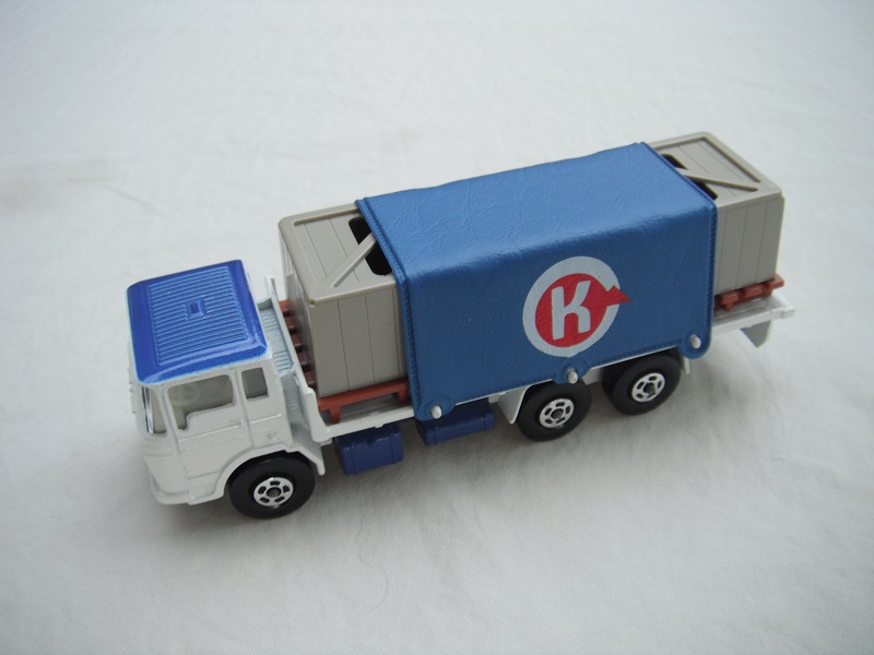 7. White body/blu roof &amp; base/5SW/clr windows/blu tarp/&quot;K&quot; in circle/gray containers/lt.brown pallets.