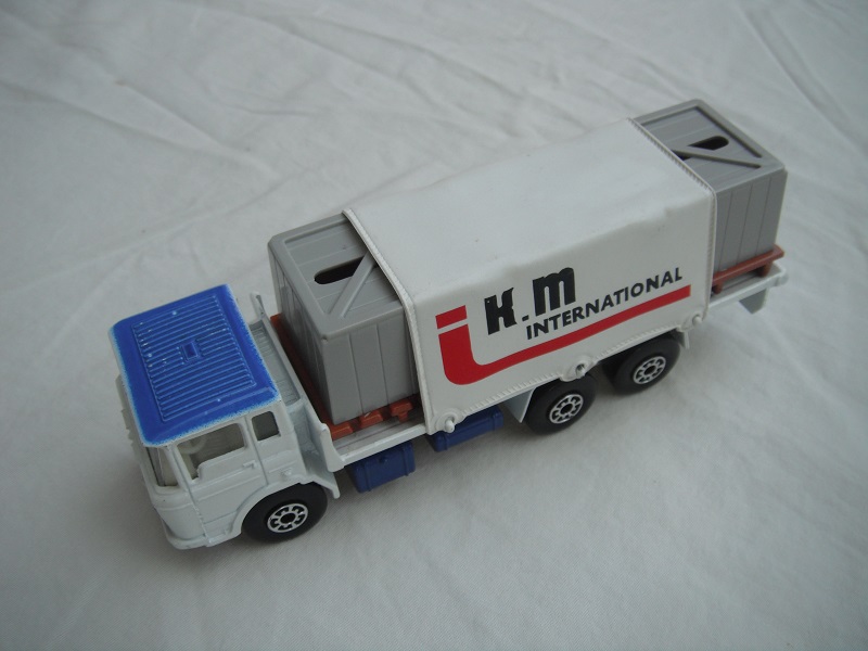 6. White body/blu roof &amp; base/5AW/clr windows/white tarp/&quot;K.M&quot; in black/gray containers/lt.brown pallets.
