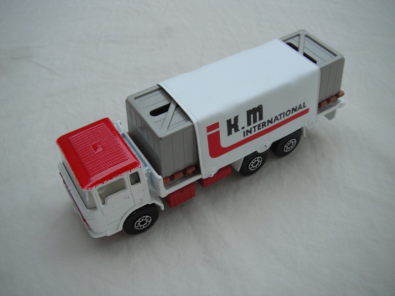 5. White body/red roof &amp; base/5AW/clr windows/white tarp/&quot;K.M&quot; in black/gray containers/lt.brown pallets.