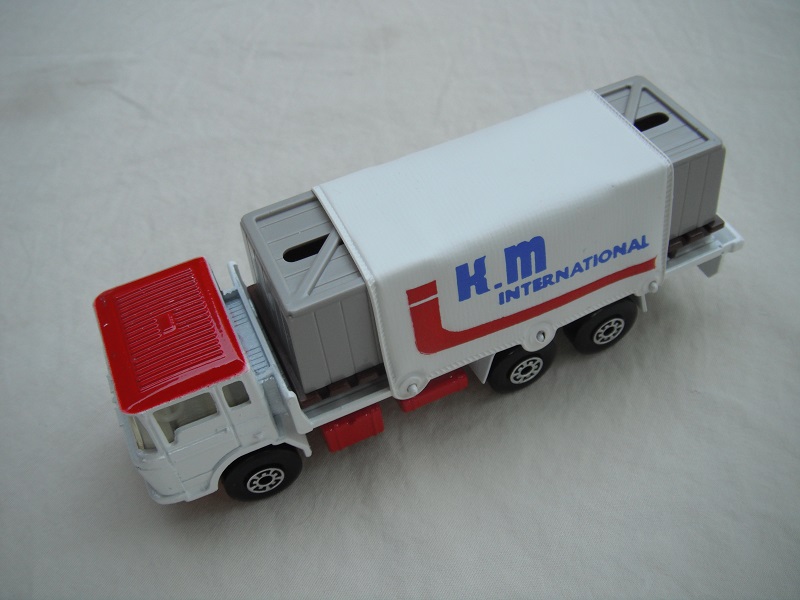 3. White body/red roof &amp; base/5AW/clr windows/white tarp/&quot;K.M&quot; in blue/gray containers/dk.brown pallets.