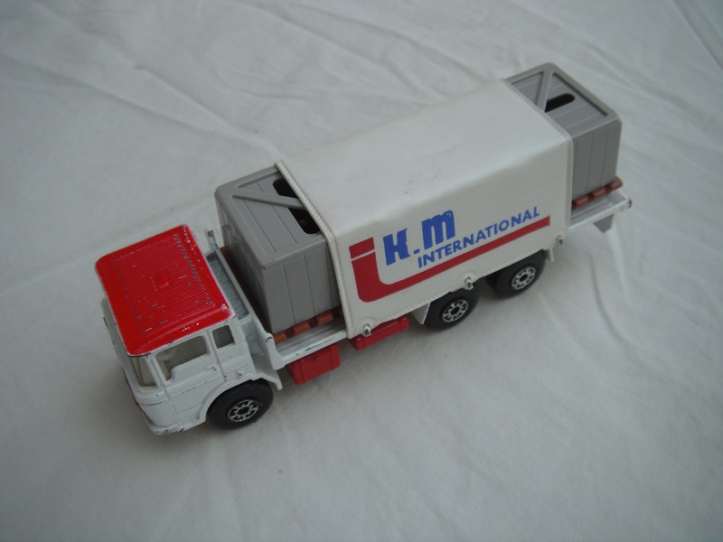 2. White body/red roof &amp; base/5AW/clr windows/white tarp/&quot;K.M&quot; in blue/gray containers/lt.brown pallets.