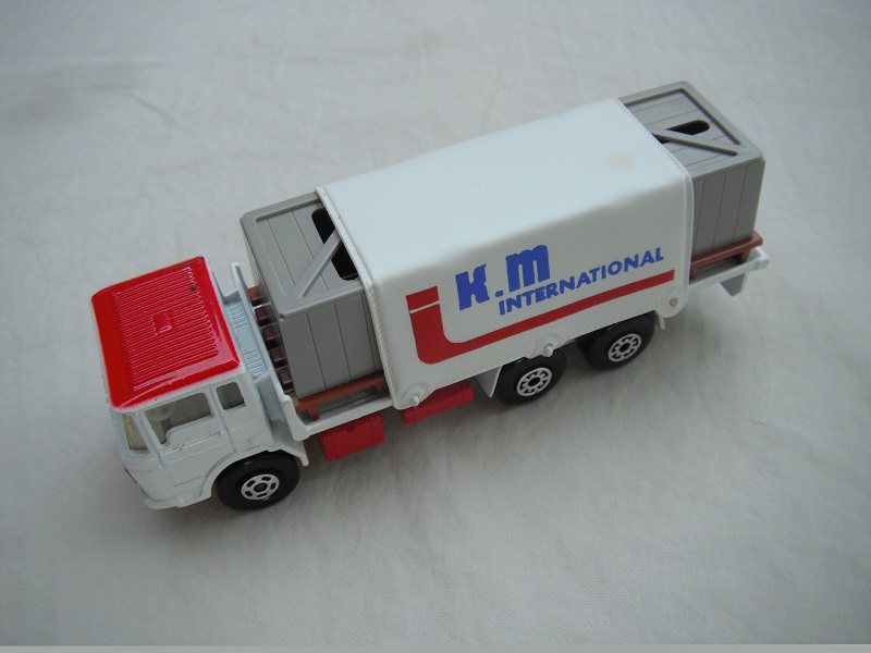 1. White body/red roof &amp; base/5SW front, 5AW rear/clr wind/wht tarp/&quot;K.M&quot; in blue/gray containers/lt.brown pallets.
