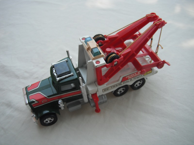 17.Dk.grn &amp; wht body/red jib/type b silver base/5SMW/blue lights/white plate/unpainted ac/gold hooks/blk spool/yel cable/red sled &amp; whls.