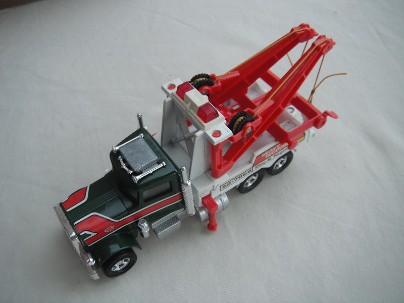 13.Dk.grn &amp; wht body/red jib/type b silver base/5SMW/red lights/white plate/unpainted ac/gold hooks/blk spool/yel cable/red sled &amp; whls.