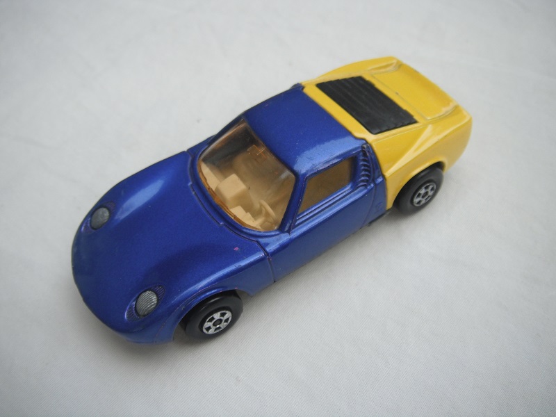 28.Blu/yel body/unpainted base/5 spoke wheels/lt.amber windows/white int/unpainted headlights/no hood label/white tow hook.