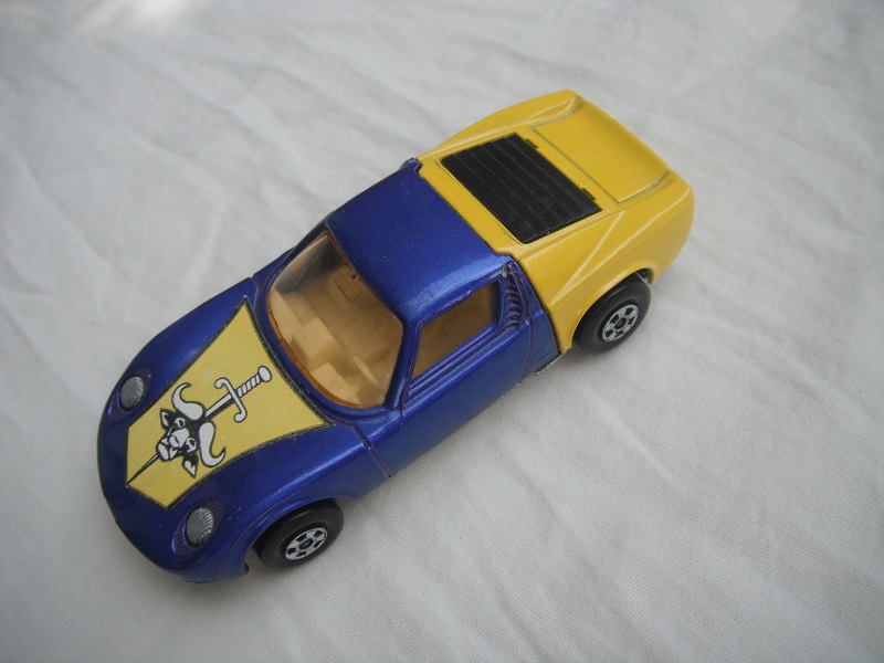 27.Blu/yel body/unpainted base/5 spoke wheels/lt.amber windows/white int/unpainted headlights/hood label/no tow hook.