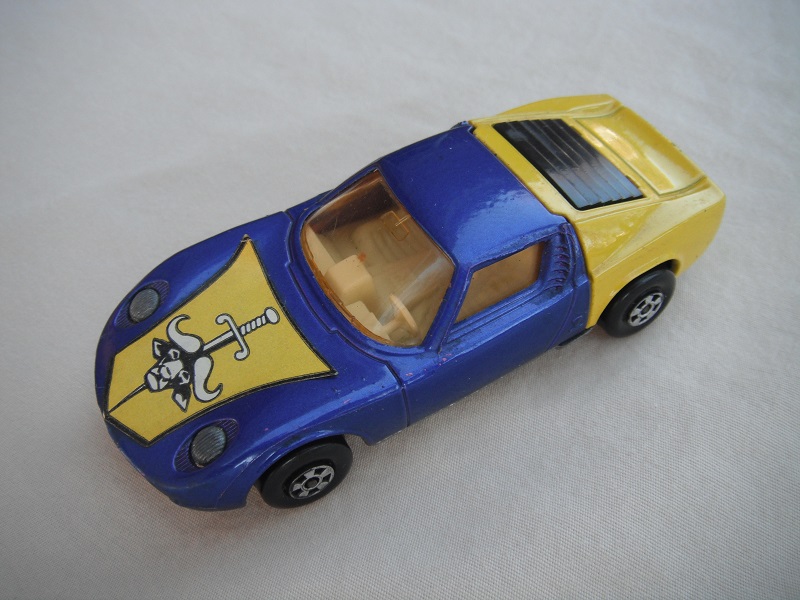 26.Blu/yel body/unpainted base/5 spoke wheels/lt.amber windows/white int/unpainted headlights/hood label/white tow hook.