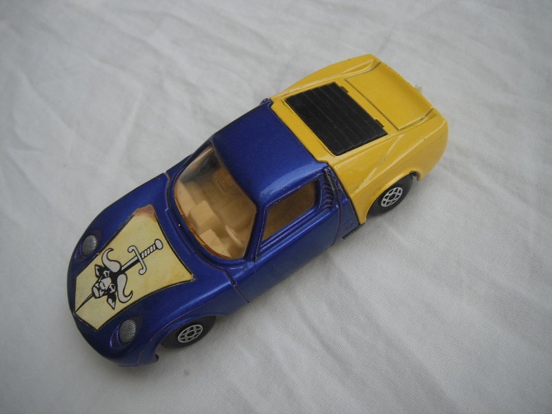 24.Blu/yel body/unpainted base/spiro wheels/lt.amber windows/white int/unpainted headlights/hood label/white tow hook.