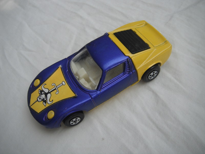 23.Blu/yel body/yellow base/5 spoke wheels/clear windows/white int/yellow headlights/hood label/white tow hook.