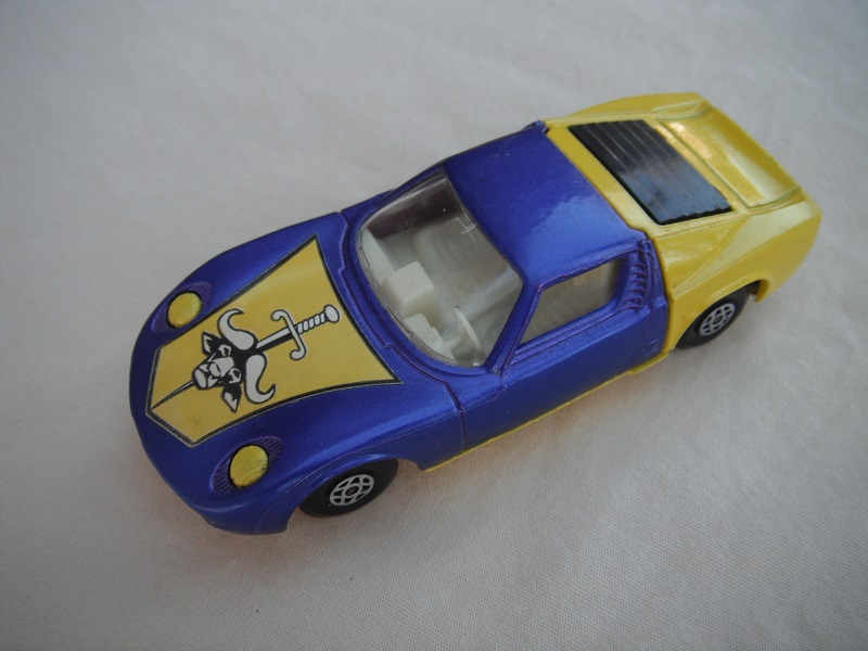 22.Blu/yel body/yellow base/spiro wheels/clear windows/white int/yellow headlights/hood label/no tow hook.