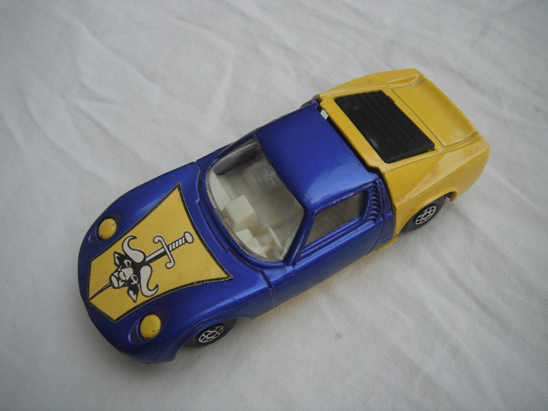 21.Blu/yel body/yellow base/spiro wheels/clear windows/white int/yellow headlights/hood label/white tow hook.