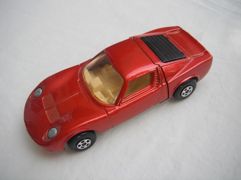 10.Bronze body/unpainted base/5 spoke wheels/lt.amber windows/white int/unpainted headlights/no hood label/white tow hook.