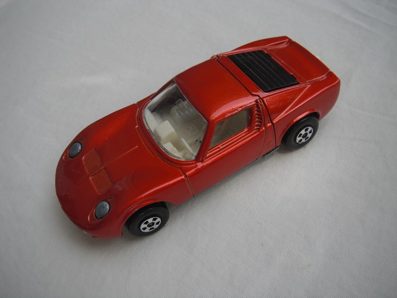 9. Bronze body/unpainted base/5 spoke wheels/clear windows/white int/unpainted headlights/no hood label/white tow hook.