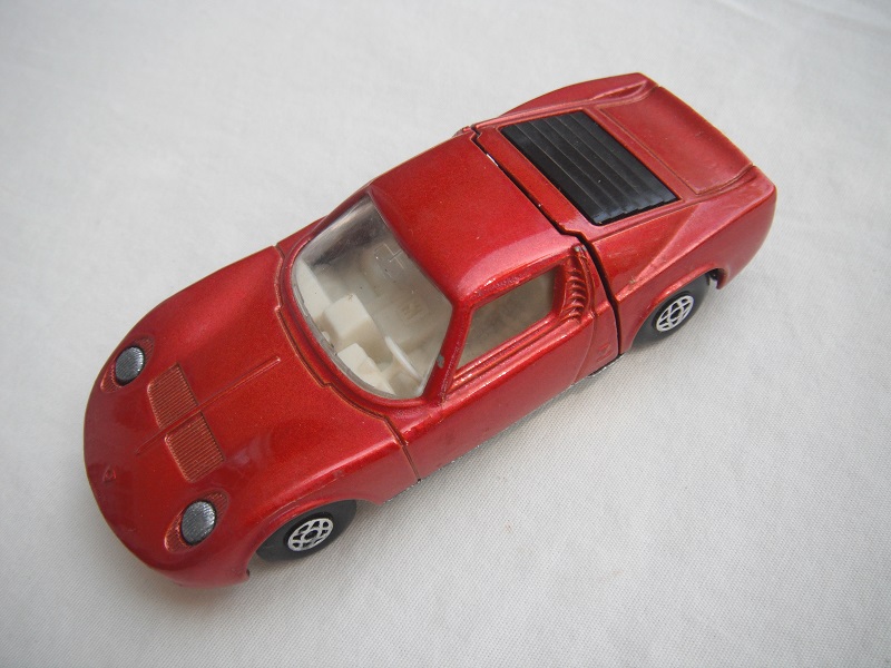 8. Dk.bronze body/unpainted base/spiro wheels/clear windows/white int/unpainted headlights/no hood label/white tow hook.