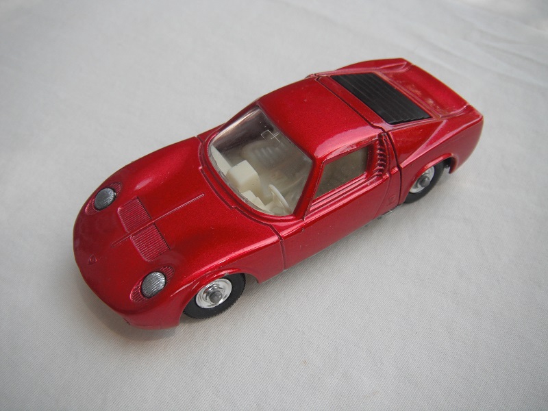 1. Met.red body/unpainted base/BPT w/chrome hubs/clr windows/white int/unpainted headlights/cast license plate/no tow hook.