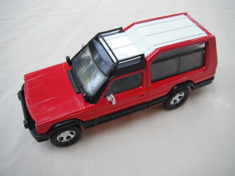 2. Red body/white roof/red metal base/England/clear windows/black interior/PP.