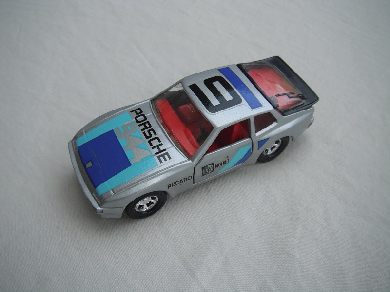 4. Silver body/blk base/England/5SM whls/clr windows/clear rear/red int/blk steering/lt.blue/dk.blue hood tampo/var side logos.