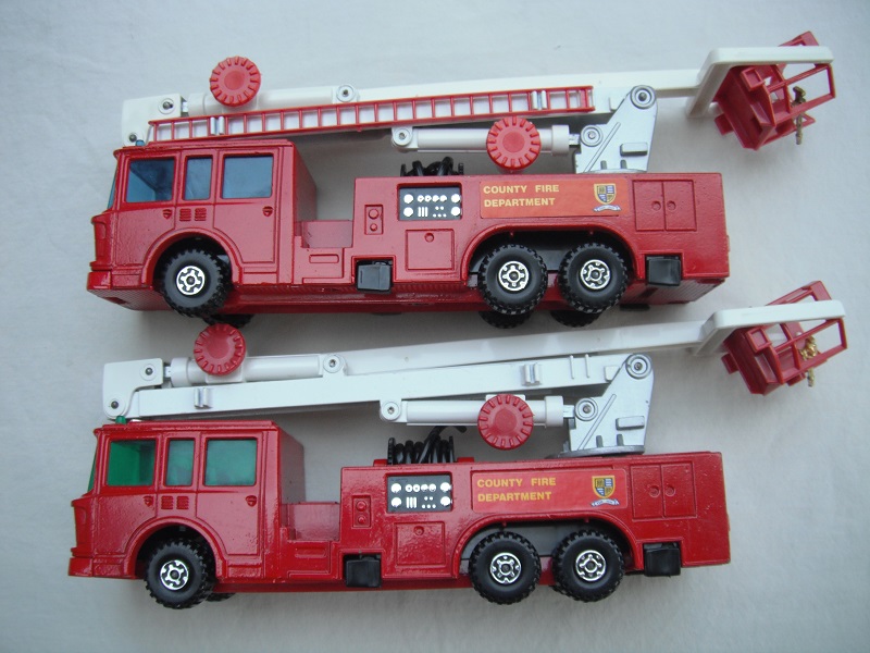 K39B Snorkel Fire Engine dark blue or dark green windows.jpg