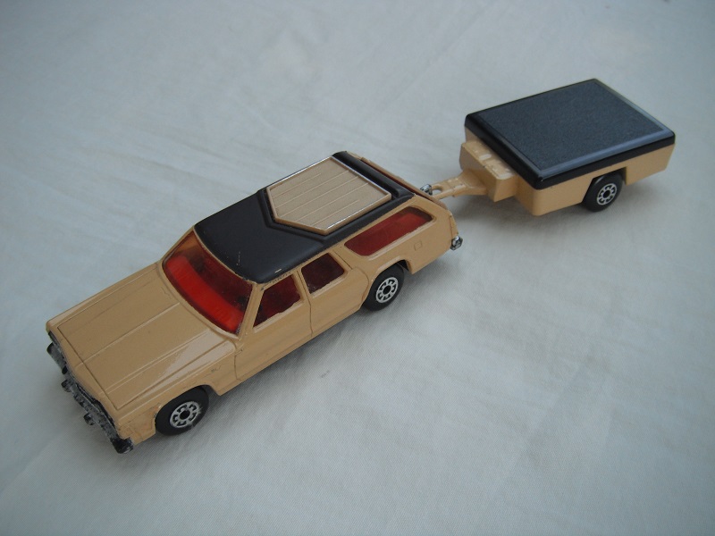 11.Dk.tan body/dk.brown roof/matt black base/Superkings/amber windows/red int/lt.tan roof rack/tan tailgate/black trailer top/small yellow license label/cast #1.