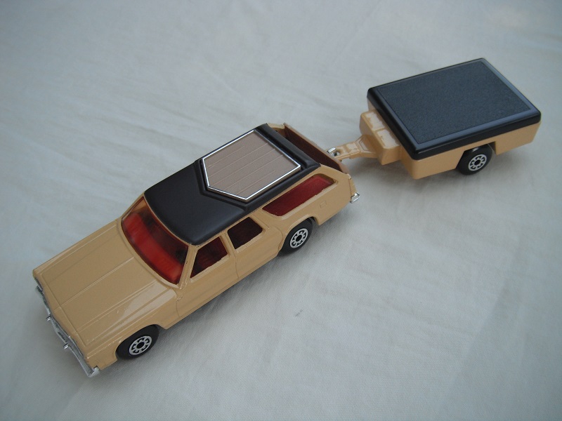 9. Tan body/dk.brown roof/matt black base/Superkings/amber windows/dk.red int/tan roof rack/lt.tan tailgate/black trailer top/small yellow license label/cast #1.