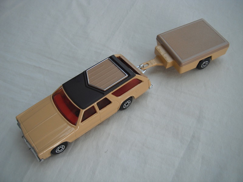 8. Tan body/dk.brown roof/dk.tan base/Superkings/amber windows/dk.red int/tan roof rack &amp; tailgate/tan trailer top/small white license label/cast #2.