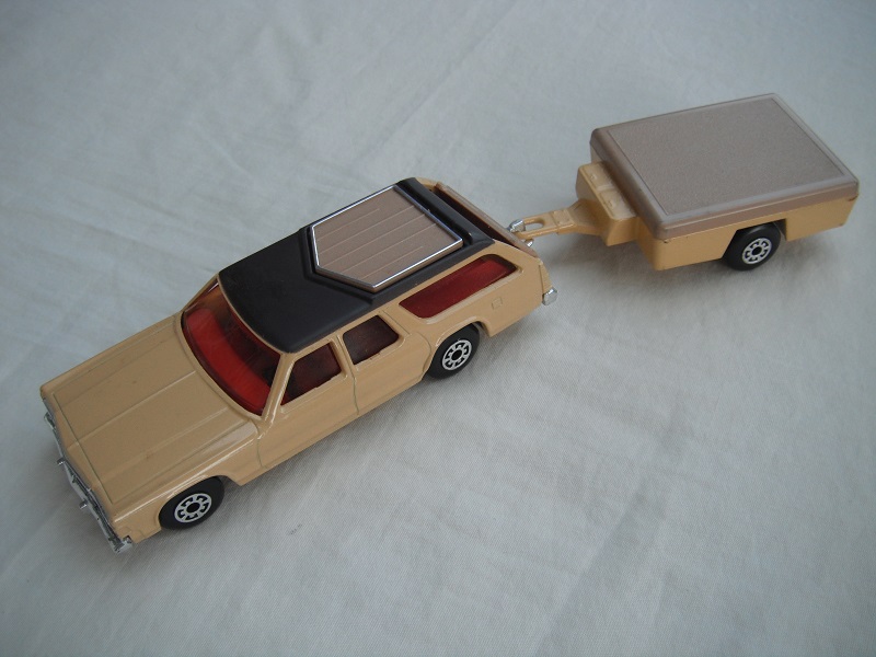 7. Tan body/dk.brown roof/tan base/Superkings/amber windows/dk.red int/dk.tan roof rack &amp; tailgate/dk.tan trailer top/small yellow license label/cast #1.