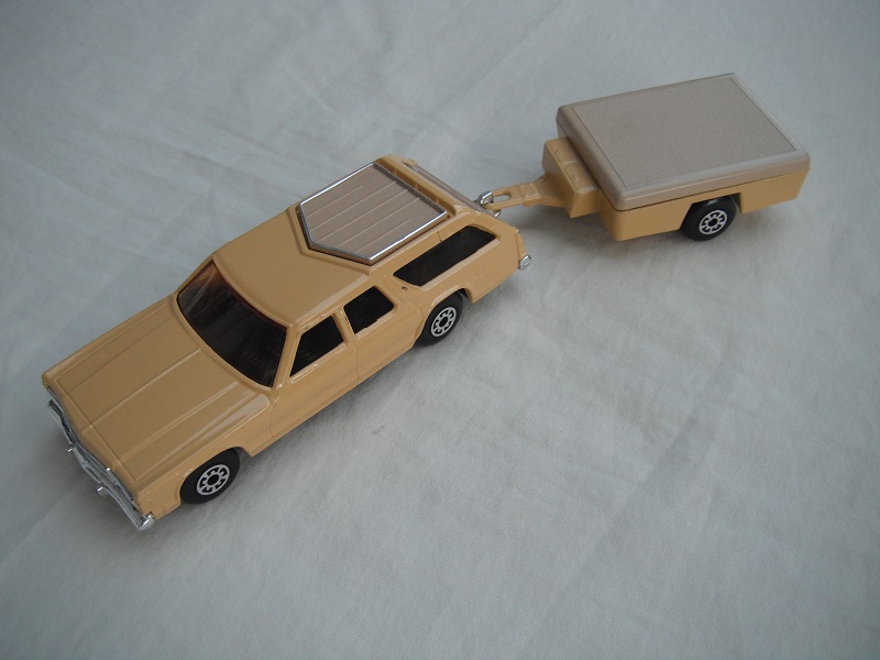 5. Tan body &amp; roof/black base/Superkings/amber windows/black int/lt.tan roof rack &amp; tailgate/tan trailer/tan top/large yellow license label/cast #2.