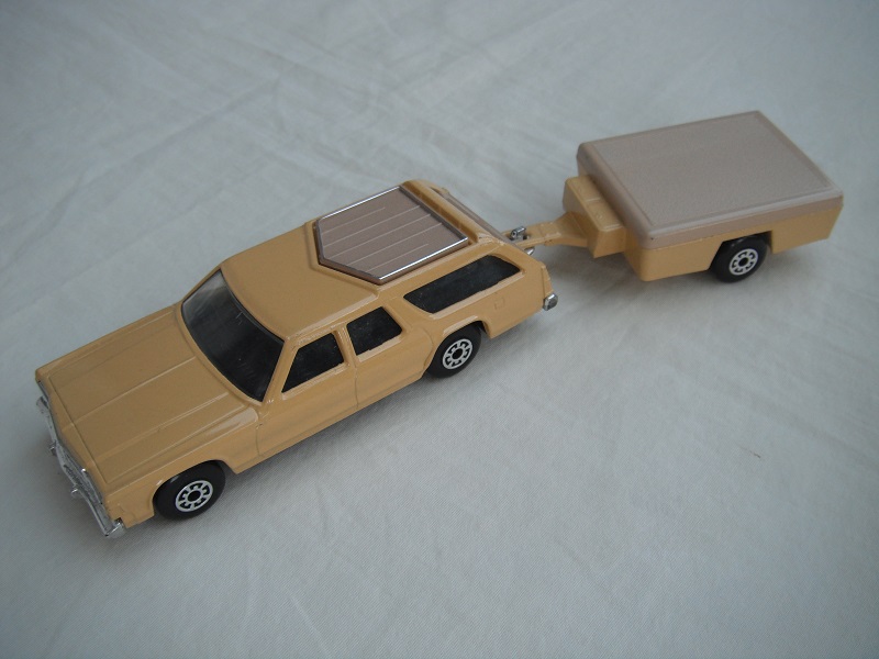 4. Tan body &amp; roof/black base/Superkings/clear windows/black int/lt.tan roof rack &amp; tailgate/lt.tan trailer top/large yellow license label/cast #2.