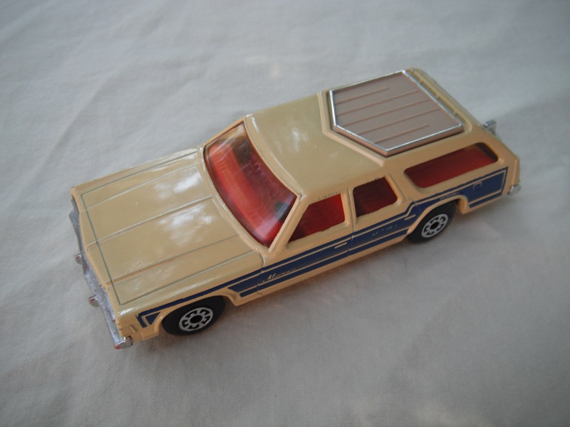 3. Tan body w/blue stripes/tan base/Superkings/amber windows/dk.red interior/tan roof rack &amp; tailgate/PP.