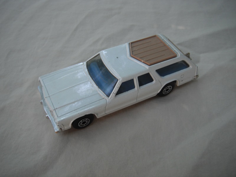 1. White body/white base/Speedkings/no K#/clear windows/blue interior/tan roof rack &amp; tailgate/PP.