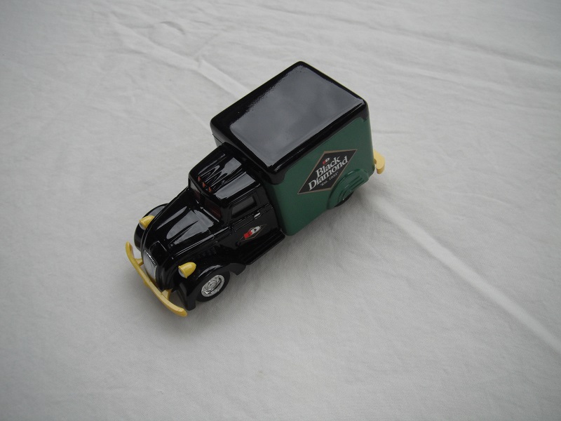 3. Black cab/green body/black roof/black fenders/black base/YYM96505 China/yellow disc wheels/yellow headlights.