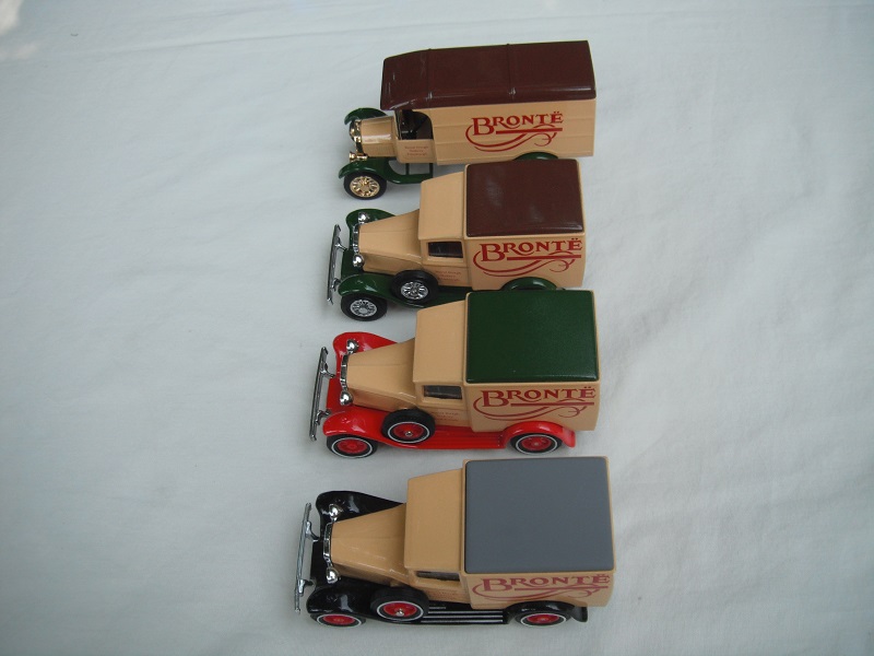 ATM16 1930 Ford Model 'A' Van Bronte Bakery group pic#2.jpg