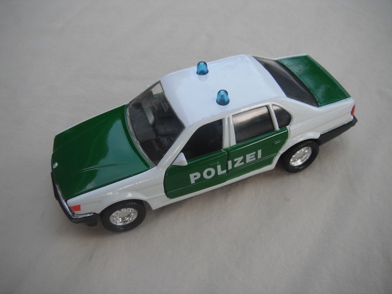 2. White &amp; dk.green body/black base/Macau/clear windows/black int/white license plate/Polizei.