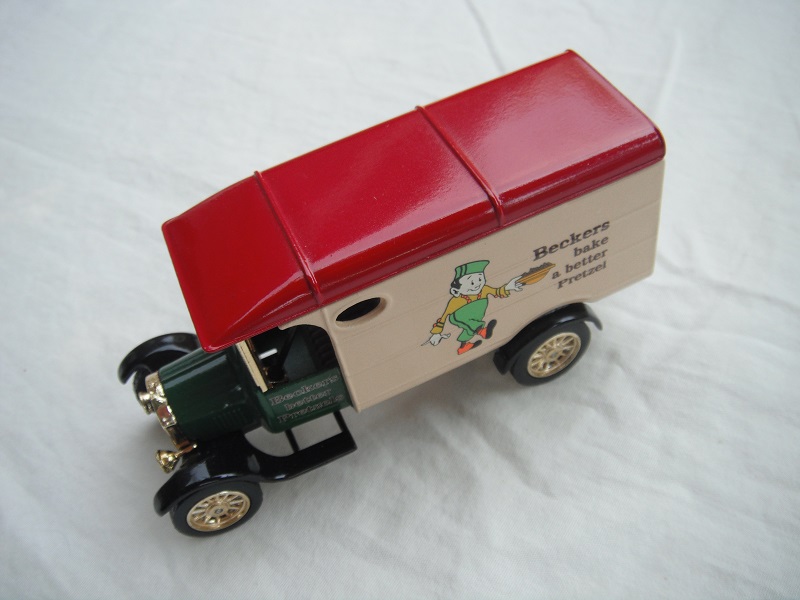 6. Green bonnet/light tan body/dark red roof/black base/China/12 spoke gold wheels/gray seat/no printed treads on cab steps/no cast sidelights.