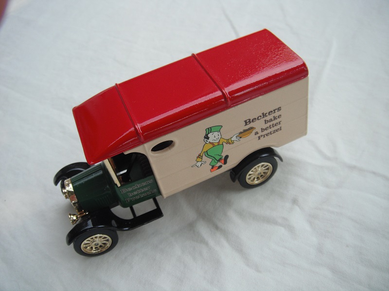 5. Green bonnet/light tan body/bright red roof/black base/China/12 spoke gold wheels/gray seat/no printed treads on cab steps/no cast sidelights.