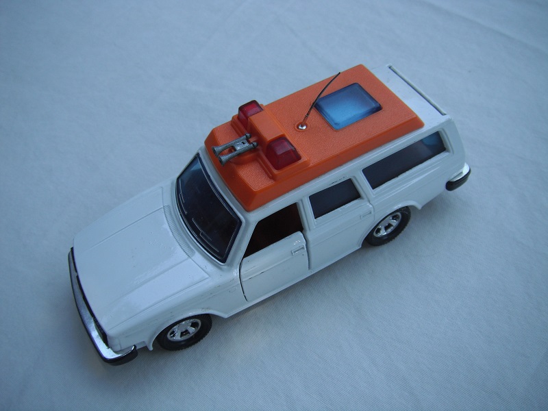 3. White body/orange plastic roof cover/black base/5SMW/blue windows/chrome trim/orange interior/red dome lts/no tampo/PP.