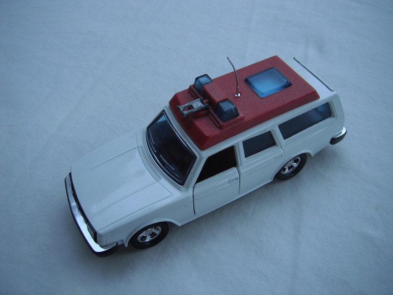 2. White body/dark red plastic roof cover/black base/5SMW/blue windows/chrome trim/red interior/blue dome lts/no tampo/PP.