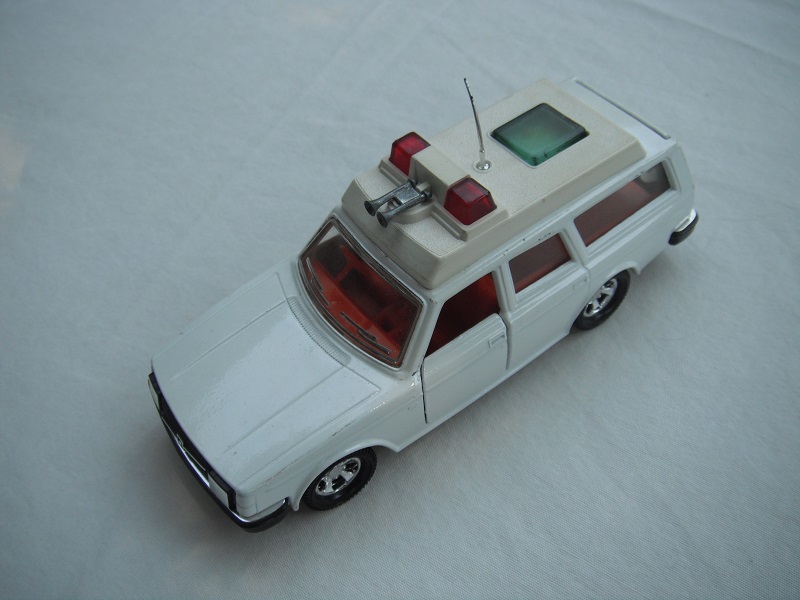 1. White body/white plastic roof cover/black base//5SMW/clear windows/chrome trim/orange interior/red dome lts/no tampo/PP.