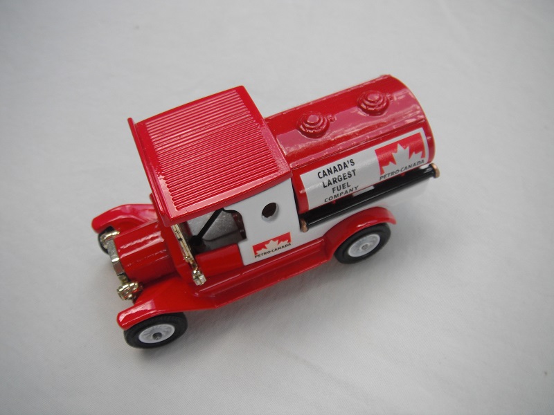 5. Red &amp; white cab/red roof/red tank/red base/Lesney England/12 spoke white wheels/pinky-tan seat.