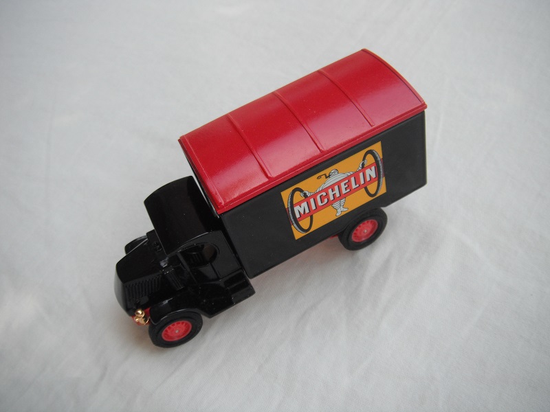 9. Mack AC truck/black cab &amp; body/red roof/red base/China/red disc wheels/cream seat.