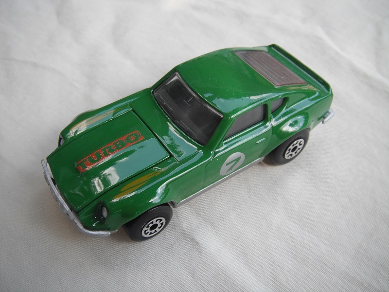 B144. Green body/silver base/black interior/5 arch front, 5 crown rear wheels/&quot;7&quot; on door.