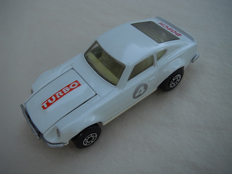B140. White body/cream base/light yellow interior/5 arch front, 5 crown rear wheels/&quot;4&quot; on door.