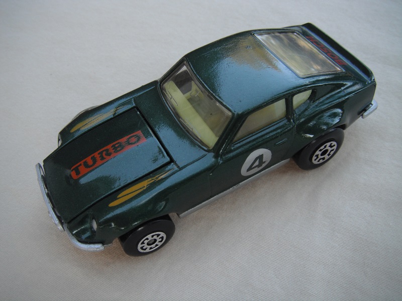 B137. Dark green body/silver base/light yellow interior/5 arch front, 5 crown rear wheels/&quot;4&quot; on door.