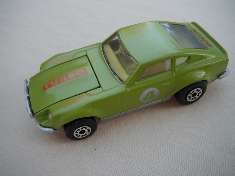 B136. Light green body/silver base/light yellow interior/5 arch front, 5 crown rear wheels/&quot;4&quot; on door.