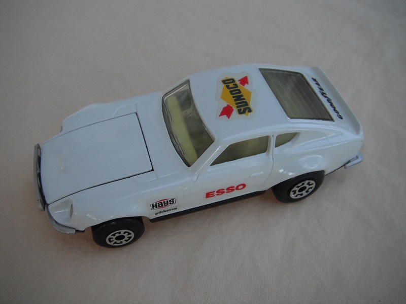 B99. White body/black base/light yellow interior/5 arch front, 5 crown rear wheels/Esso on door Sunoco on roof decals.